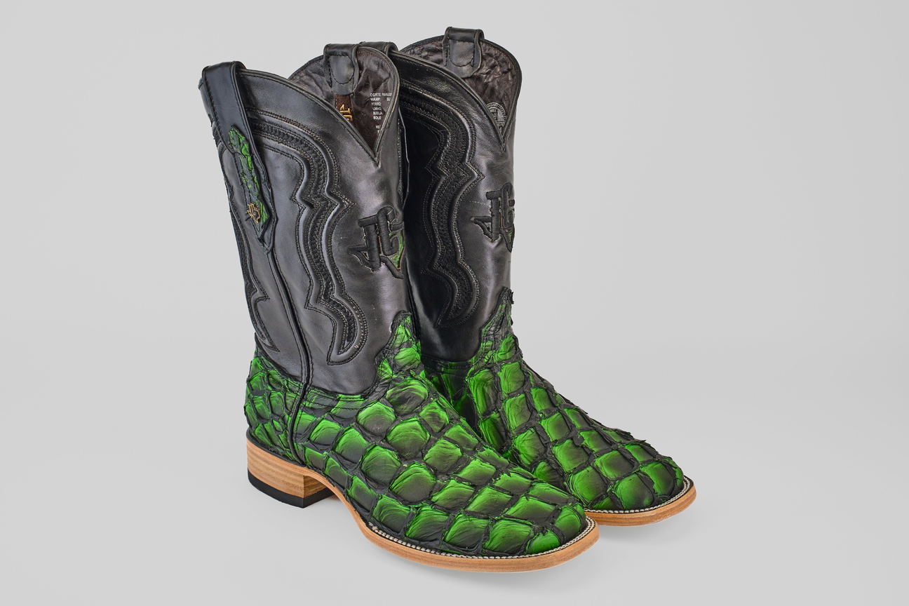 Three pairs of exotic leather cowboy boots in red, brown, and black, with a promo offering a free 6X cowboy hat with any boot purchase. Background features a western pattern and the Gómez Western Wear logo.