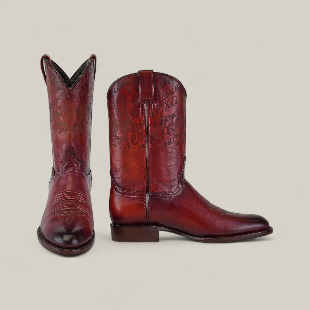 Wyatt - Cogñac - Roper Toe boots in red leather with decorative stitching and engraved script on the shaft, crafted from premium cowhide. One boot stands upright, the other is in profile against a plain light background.