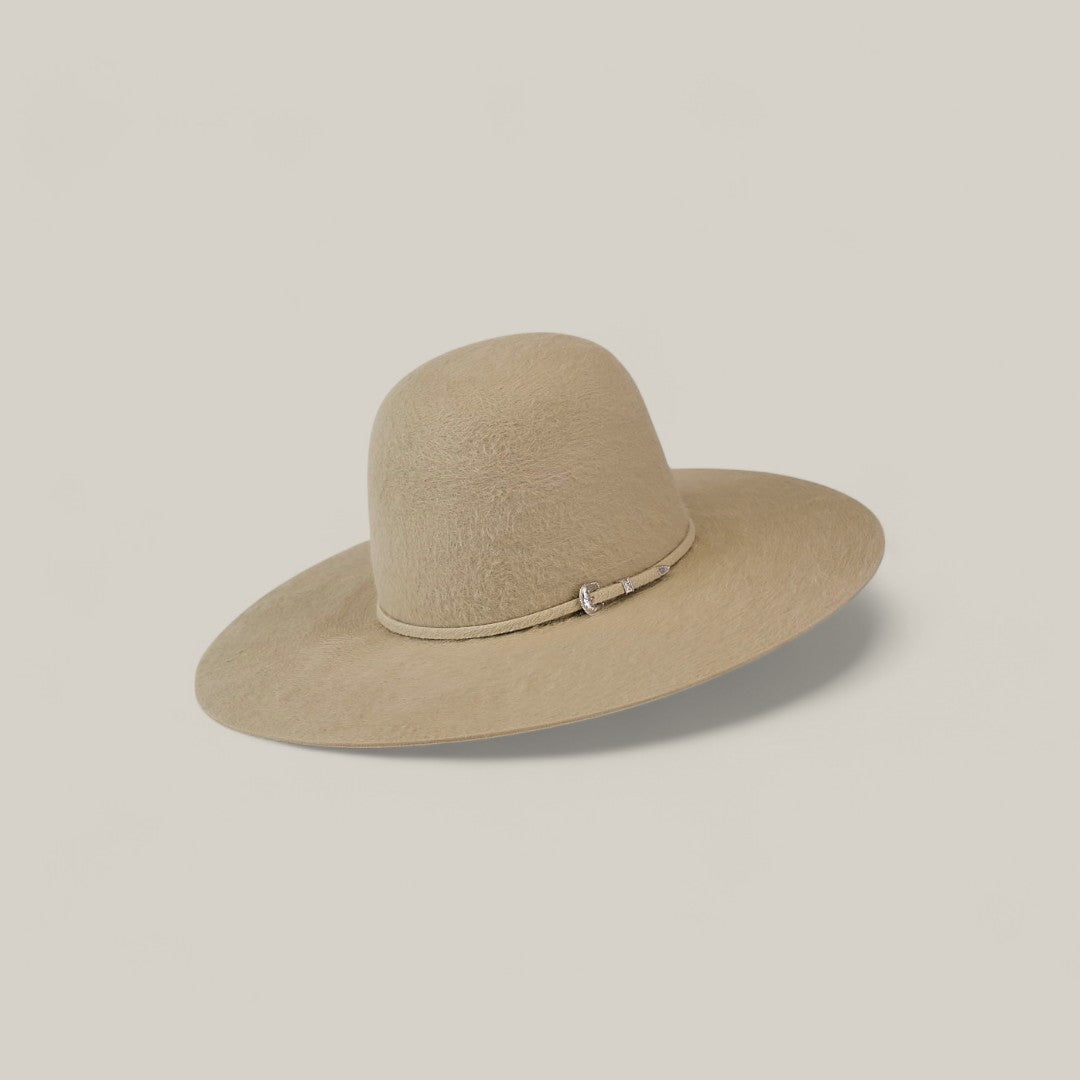 The 10X Grizzly - Tacchino is a wide-brimmed, light beige felt hat featuring a rounded open crown and a thin matching band at the base, shown against a plain off-white background.