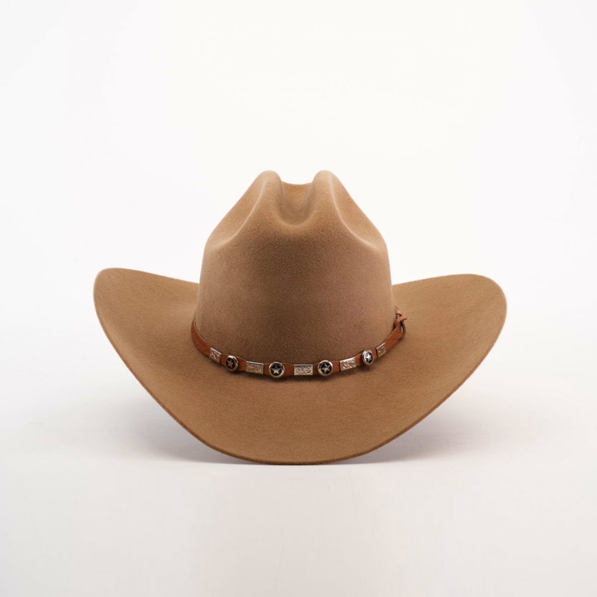 The 6X Sinaloa Fawn, a brown cowboy hat made from authentic sheeps wool and adorned with a decorative band of metal embellishments, stands against a plain white background, capturing the essence of Western heritage.