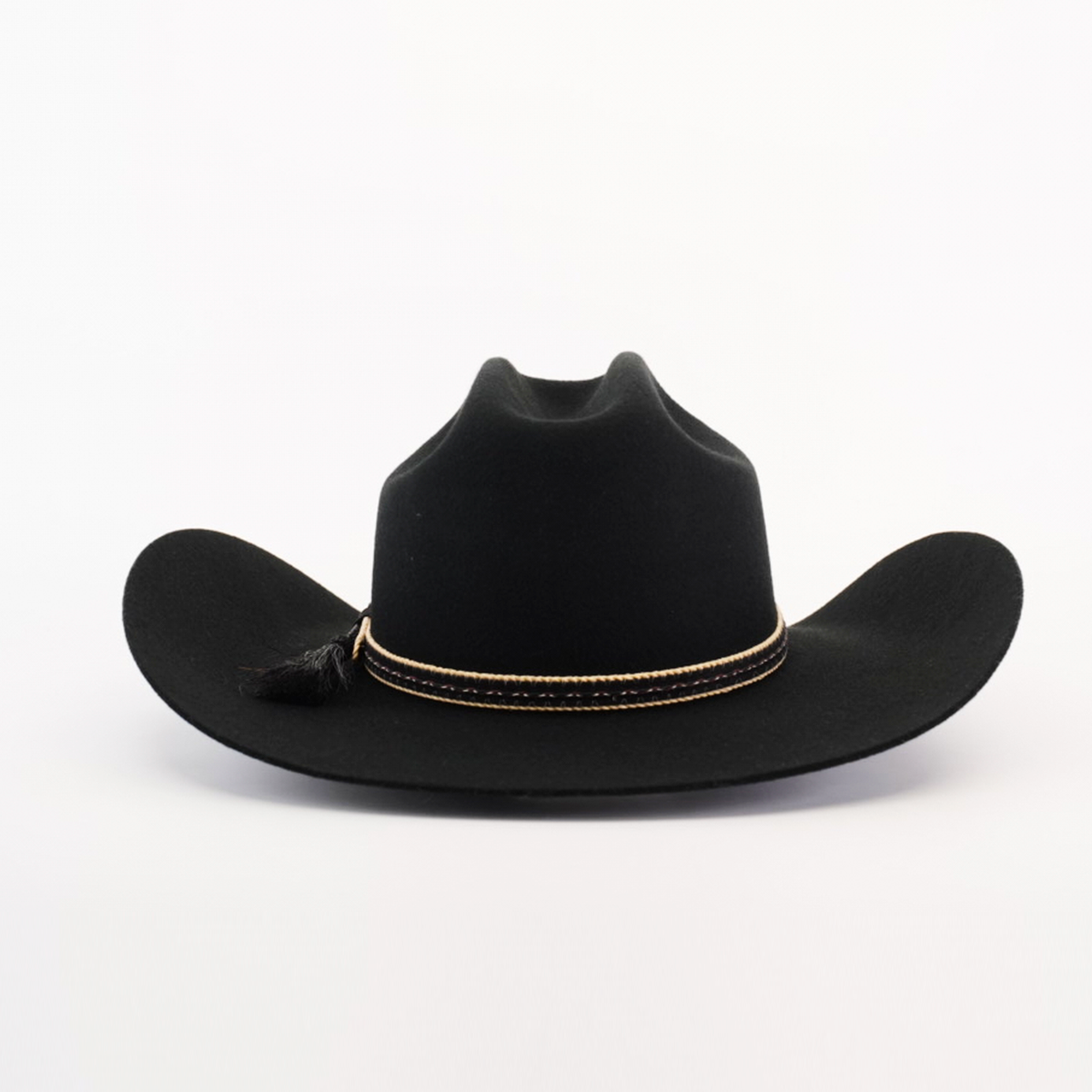 The 6X Doble SS Black is a premium cowboy hat crafted from sheeps wool felt, featuring a curved brim and decorative band with a small tassel. Set against a plain white background, this timeless accessory captures the essence of Western headwear at its finest.