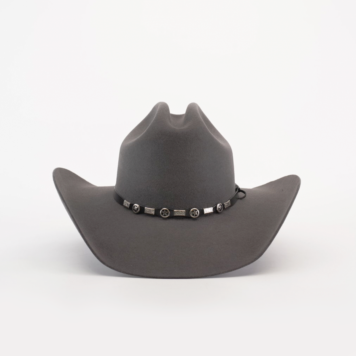 The 6X Dallas Oxford is an elegant gray felt hat that exudes Western sophistication. It features a wide brim and a decorative band with star-shaped conchos at the crowns base, all crafted from premium sheep wool against a plain white backdrop.