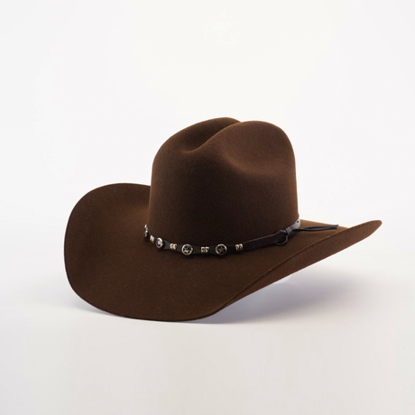 The 6X Dallas Brown felt hat embodies Western elegance, featuring a brown hue, curved brim, and a black band with silver conchos. Made from quality sheep wool and set against a plain white background, it captures frontier spirit.