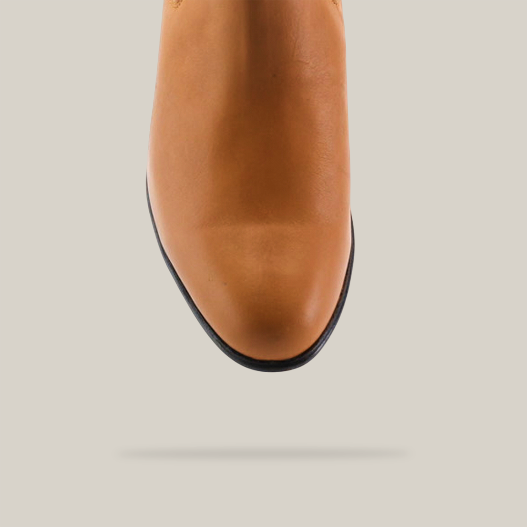 A top-view close-up of the Grasso Honey - Round Toe shoe in premium leather shows a rounded toe and black trim against a white background.