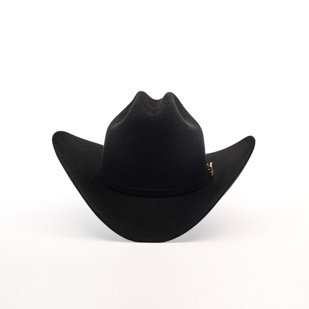 The 100X Independecia Black cowboy hat, with its wide brim and creased crown against a white background, epitomizes the elegance of western headwear.