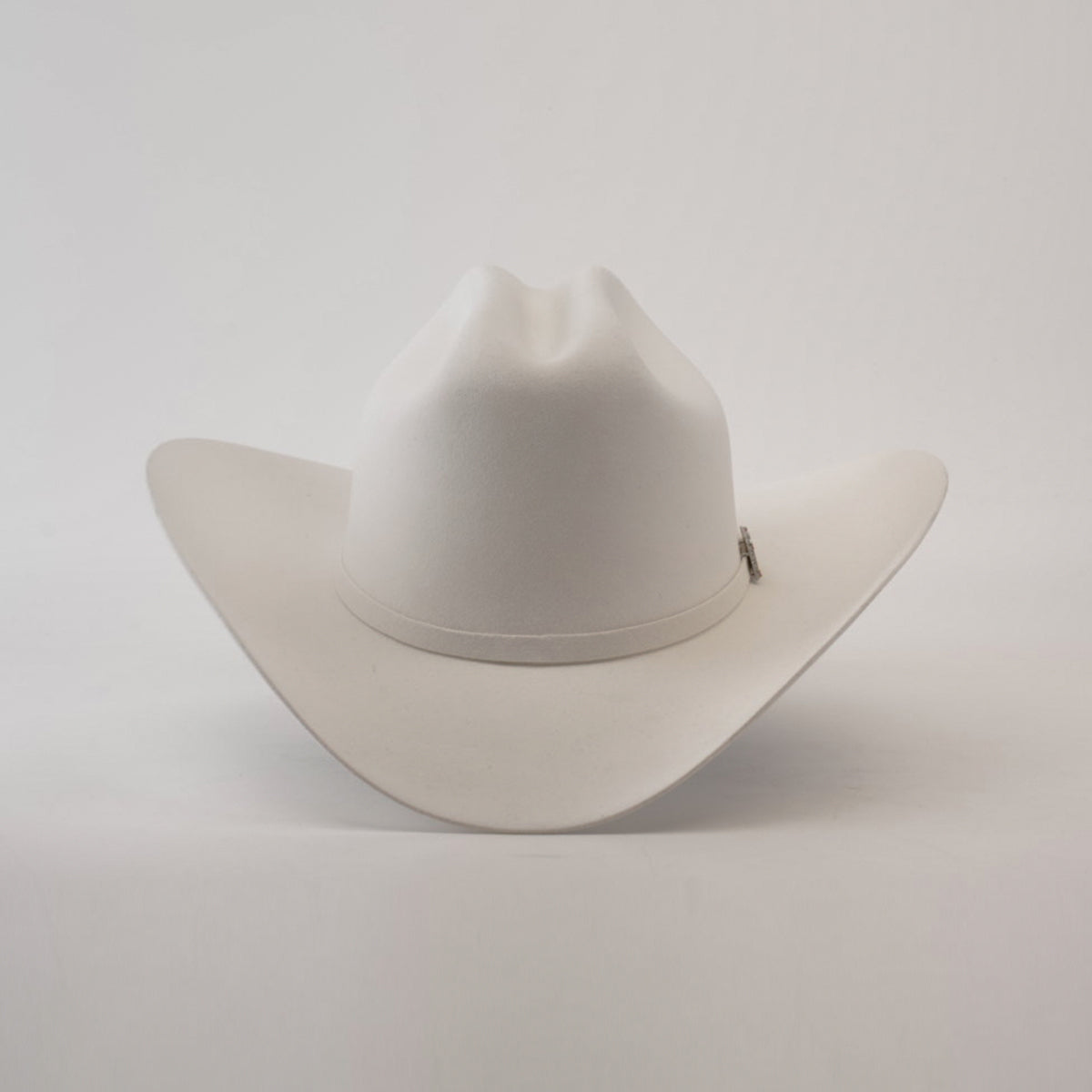 The 100X Independecia White is a luxurious white cowboy hat made from full beaver fur, showcasing a wide brim and pinched crown, exemplifying classic western headwear against a neutral background.