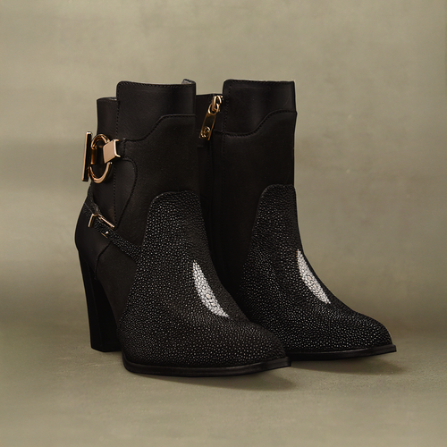 Black Stingray Zipper - Round Toe