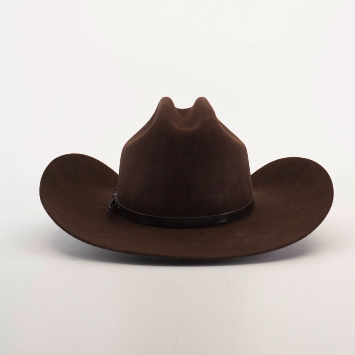 The 6X Country Brown cowboy hat, made from premium sheep wool, features a wide brim and slightly indented crown. A black band accents its base, exuding Western classic charm. The hat is elegantly set against a plain white background.