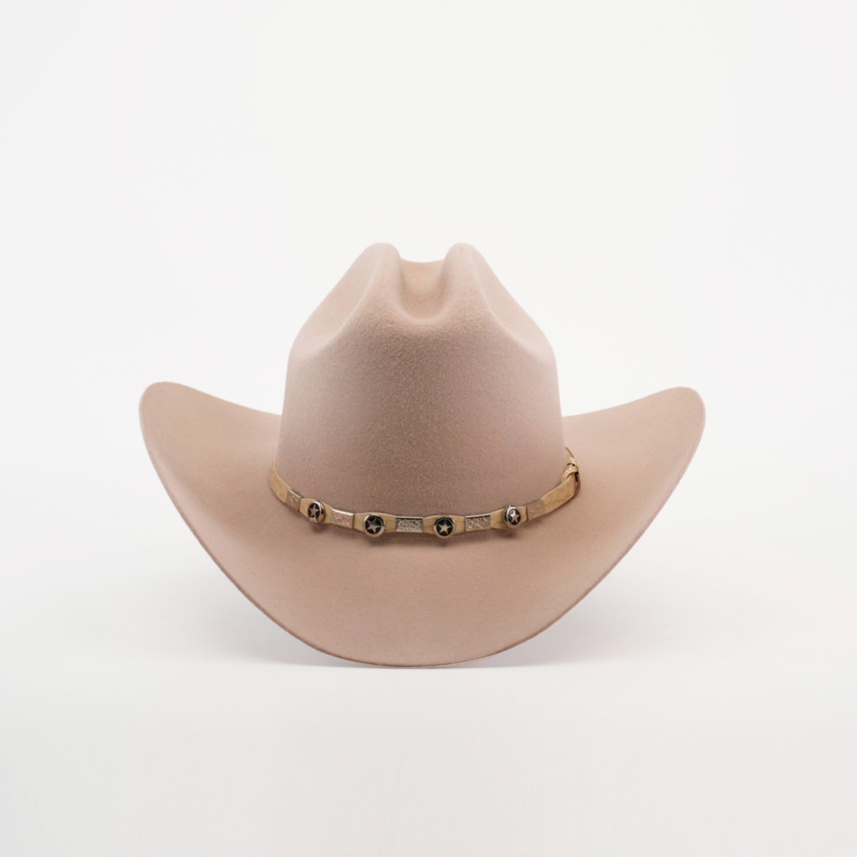 The 6X Sinaloa Belly is a light brown cowboy hat made from sheeps wool, featuring a wide brim and a decorative band with metal accents. It embodies Western heritage against a plain white background.