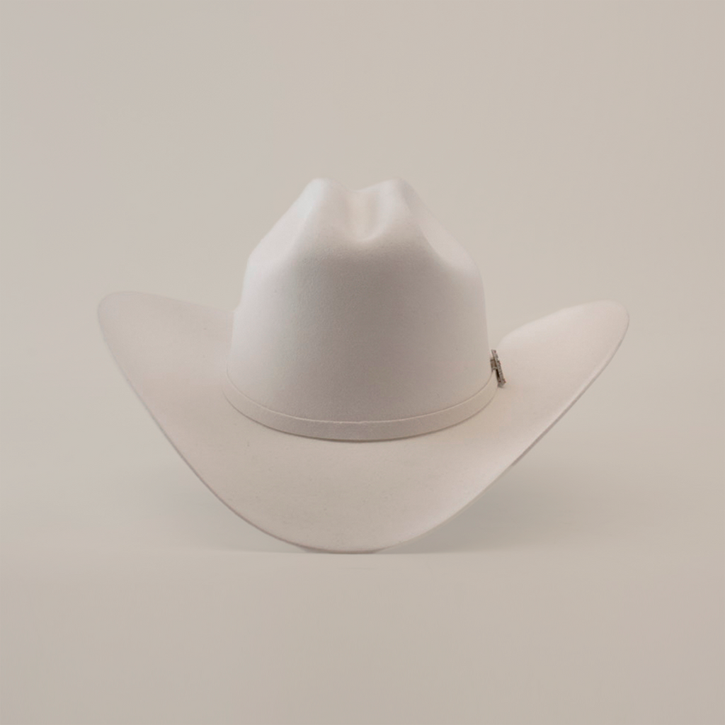 The 100X Independecia White is a luxurious white cowboy hat made from full beaver fur, showcasing a wide brim and pinched crown, exemplifying classic western headwear against a neutral background.