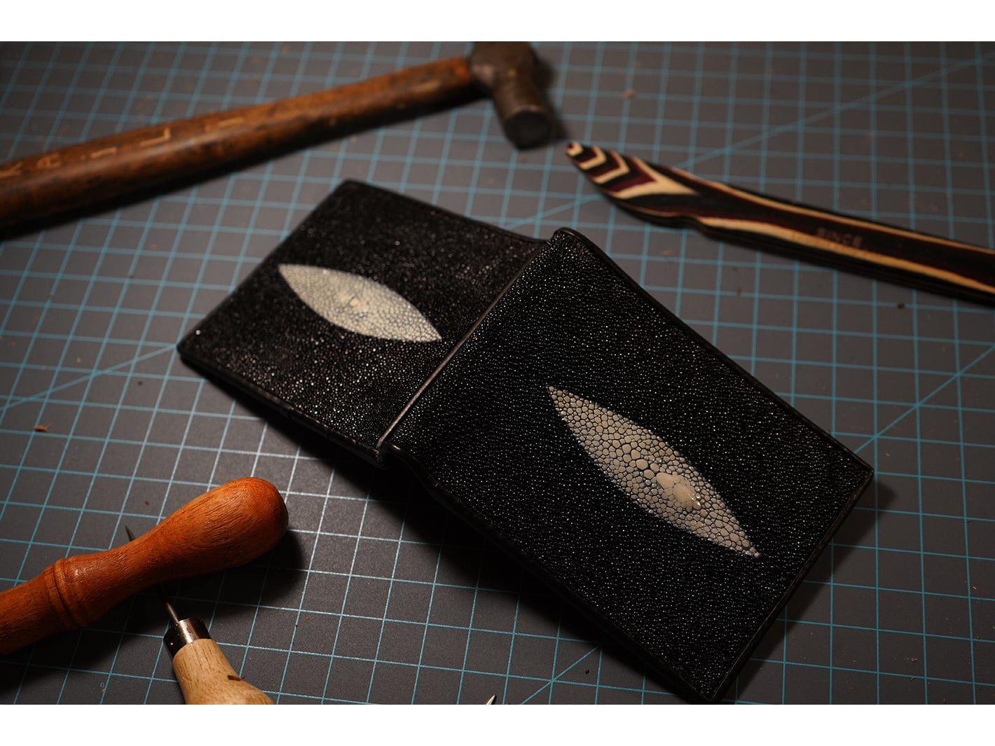 Black Stingray Bi-fold Leather Wallet W/O Front card Pocket
